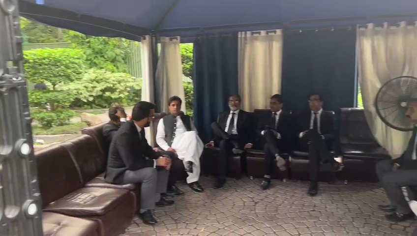 وکلاء کی بڑی تعداد تحریک انصاف میں شامل ہونے کے لیے زمان پارک پہنچ گئ