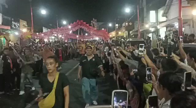 Budiman Sudjatmiko (IG: kelasinspirasibudiman) Para bhiksu kagum dengan keramahan masyarakat Indonesia..(yg menyambutnya)