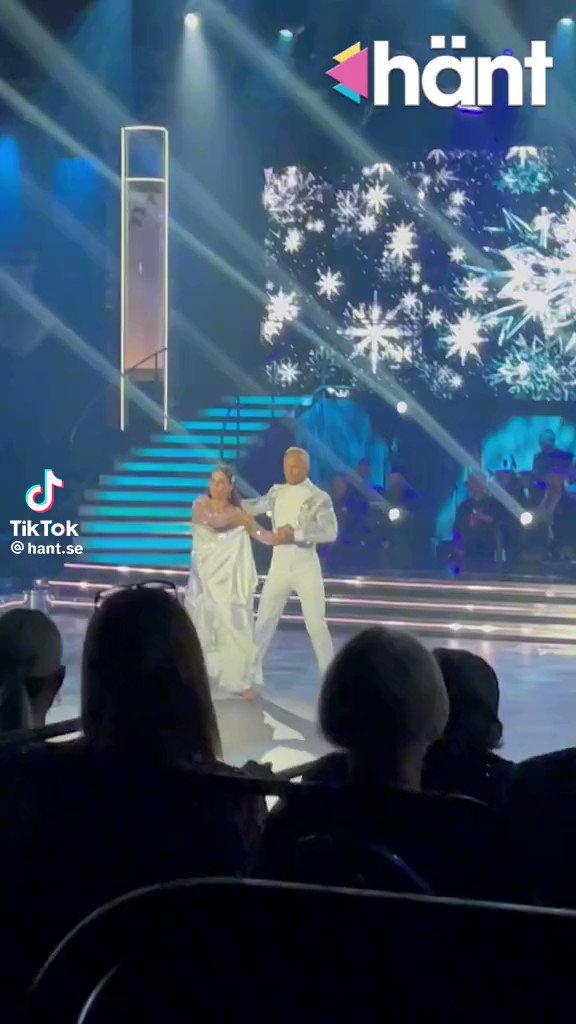Unos ambientalistas se metieron en el bailando europeo Y el camarógrafo se lo tomó personal jssj