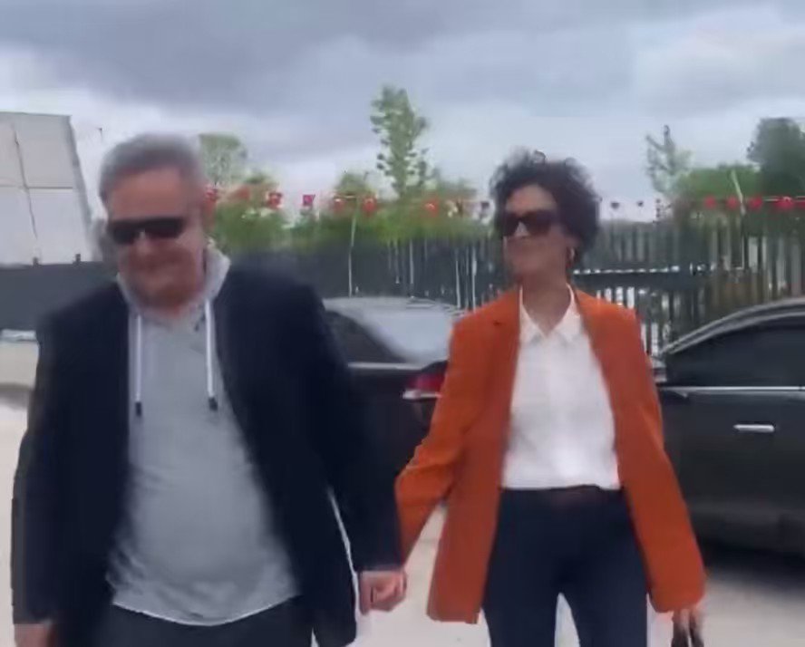 Mehmet Aslantuğ ve Arzum Onan çifti, boşanma davalarına el ele geldi.