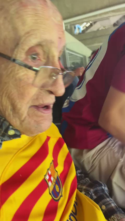 Este es Juan Antonio, fan del FC Barcelona desde que era chico. Tiene 92 años y su nieto me contactó para ver si podía conseguir unas entradas adaptadas para ver el último partido del Barcelona ayer. Esta fue su reacción al volver a escuchar el himno desde el campo después de tanto tiempo
