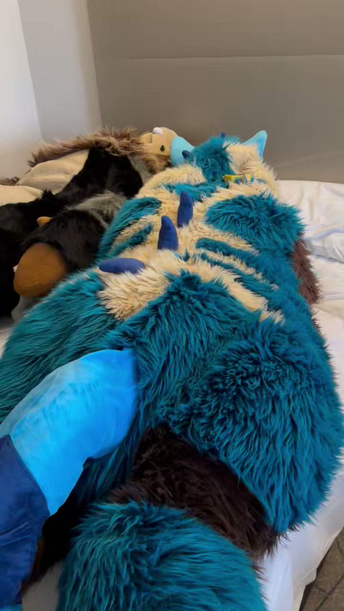 Being kept safe at #Confuzzled2023 PlushLocks ❤️