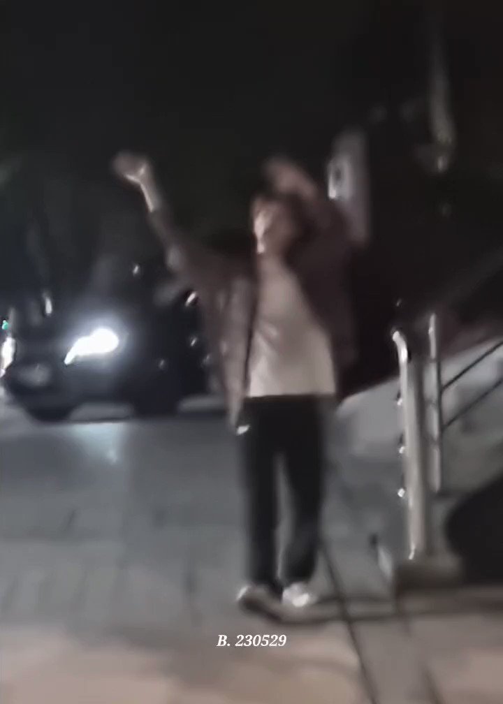Kim Hanbin instead of going straight into van, he came to send off the fans 😭