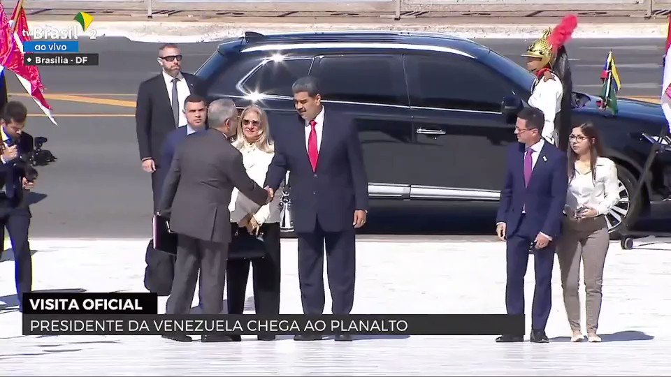 Nicolás Maduro sendo recebido no Palácio do Planalto pelo presidente Lula. Haverá uma reunião, a assinatura de acordos e em seguida Lula oferecerá à Maduro um almoço. Como disse hoje de manhã, a recompensa de $15 milhões pela captura de Maduro oferecida pelos EUA ainda está ativa. Contra Maduro pesa a acusação de liderar o Cartel de los Soles, uma organização criminosa dedicada ao tráfico de drogas p/os EUA e a Europa.