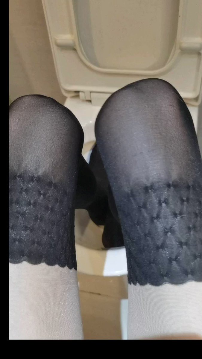 很开心能和臭脚婊贝女王骚脚婊贝拍同款马桶洗脚视频 第一次拍有点没发挥好 #臭脚 #丝袜 #马桶