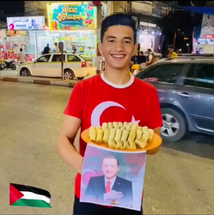 Gazzeli bir genç,Erdoğan’ın zaferi sonrası Gazze sokaklarında tatlı dağıttı . 🇵🇸 ——————— #istanbulunfethi #29MAYIS1453 İbrahim Kalın #DevletBahceli Emine Erdoğan