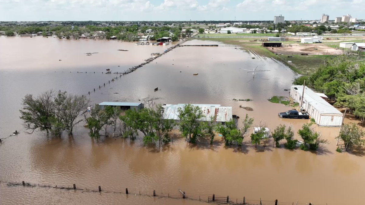 FLOOD: Just terrible flood event in Hereford, Texas with these scenes of flooded out camps and farms yesterday morning. This flood event peaked the night of May 27 with this neighborhood evacuated in feet of water. This drone perspective shows the expanse of the flood. #ElNino