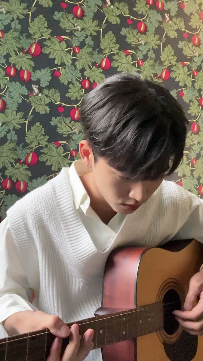 [#OX] 소품 기타 가지고 놀기 #OMEGA_X #오메가엑스 #혁 #HYUK