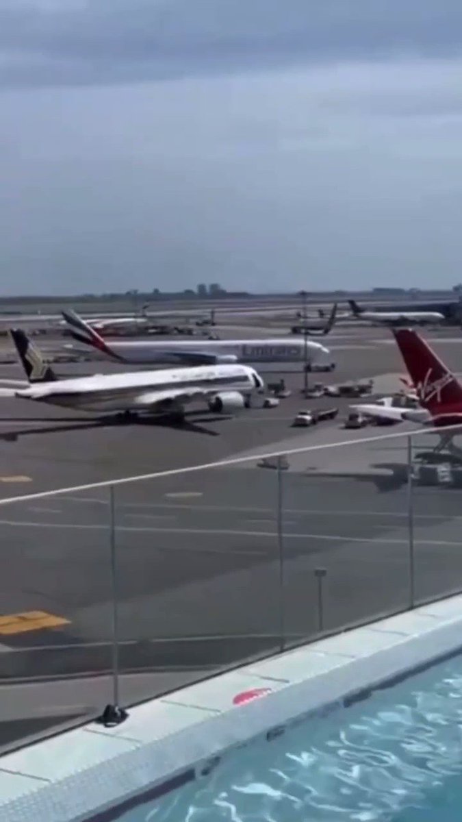 No hay, en ningún lugar, unas vistas mejores que las de la piscina del #TWA Hotel del aeropuerto #JFK de Nueva York. Cabe remarcar que en este hotel también hay un Super Constellation y que todo el hotel está diseñado y decorado para recordar los años dorados de la aviación. 📸Unknown