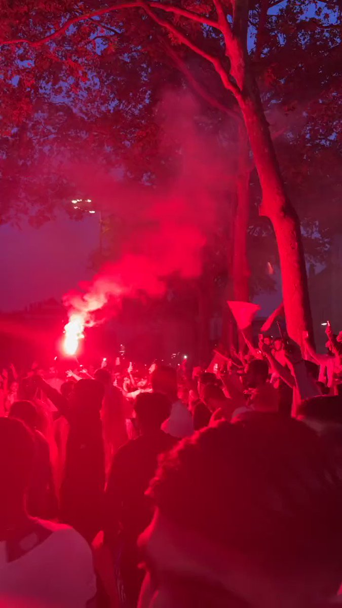 Des centaines de jeunes turcs fêtent la victoire d’#Erdogan aux cris de Allah Akbar… place Bellecour à #Lyon. Que font ces gens chez nous ?