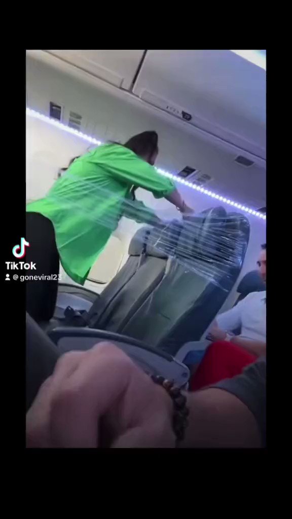 En la Insólita de #LasNoTasDeYaPárate En TikTok se hizo viral un video que muestra a una mujer envolver tres asientos de avión con plástico de cocina para aislarse del resto de los pasajeros #YaPáratePodcast