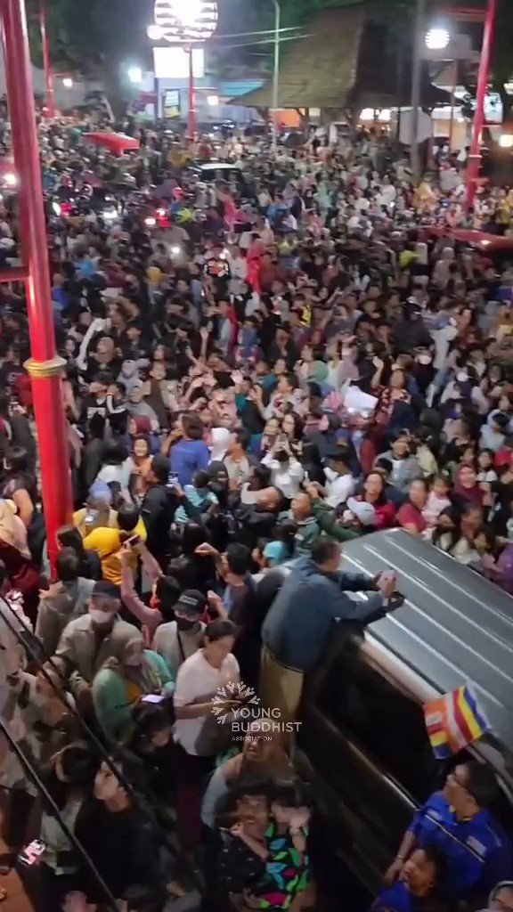 Ambarawa Lautan Manusia! terima kasih warga Ambarawa yang begitu antusias menyambut para Bhikkhu Thudong ❤️
