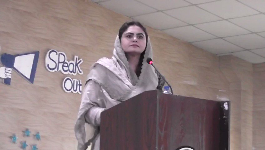 میرا تعلق اس جماعت سے ہے جس نے طلباء کو لیپ ٹاپ دئیے، جس نے طلباء کو بیرون ملک یونیورسٹیز میں سکالرشپ دیں انڈونمنٹ فنڈ دئیے۔ آپکو فور جی فری انٹرنیٹ کی سہولت دی۔آپکے ہاتھوں میں قلم دیا سولر انرجی لیمپ دیے ھسپتال پاور پراجیکٹ موٹروے دی،قائداعظم یونیورسٹی ساہیوال میں طلباء طالبات