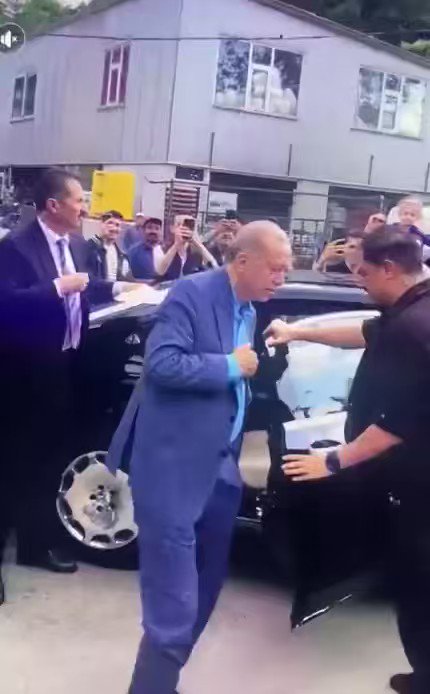 👉Erdoğan’ın sağlığı iyi değil. Artık kendisi, ailesi ve yandaşlarını korumaya almak için planlarını çok hızlı hayata geçirmek zorunda. 👉Meclis çoğunluğu kendisinde ama öyle bir karışık çoğunluk var ki elinde her an kaybedebilir o yüzden sözde seçimden aldığı güç ile haraket etmeli. 👉Tabanı, cemaatler, tarikatların baskısı var artık Ayasofya yetmiyor laiklik rahatsız ediyor. 👉Şimdi hedefi Türkiye İslam Cumhuriyeti ile Erdoğan tipi dini bir yönetime geçiş olacak. Anayasa ve değişmez maddeleri… 👉Olmaz yapamaz demeyin son 21 senede yaptıkları yapabileceklerinin garantisi. 👉Ve umarım artık anlamışsınızdır karşısında ciddi direnebilecek bir muhalefet yok. 👉Çok daha hızlı konsantre bir değişim dönemine hazır olunmalı.