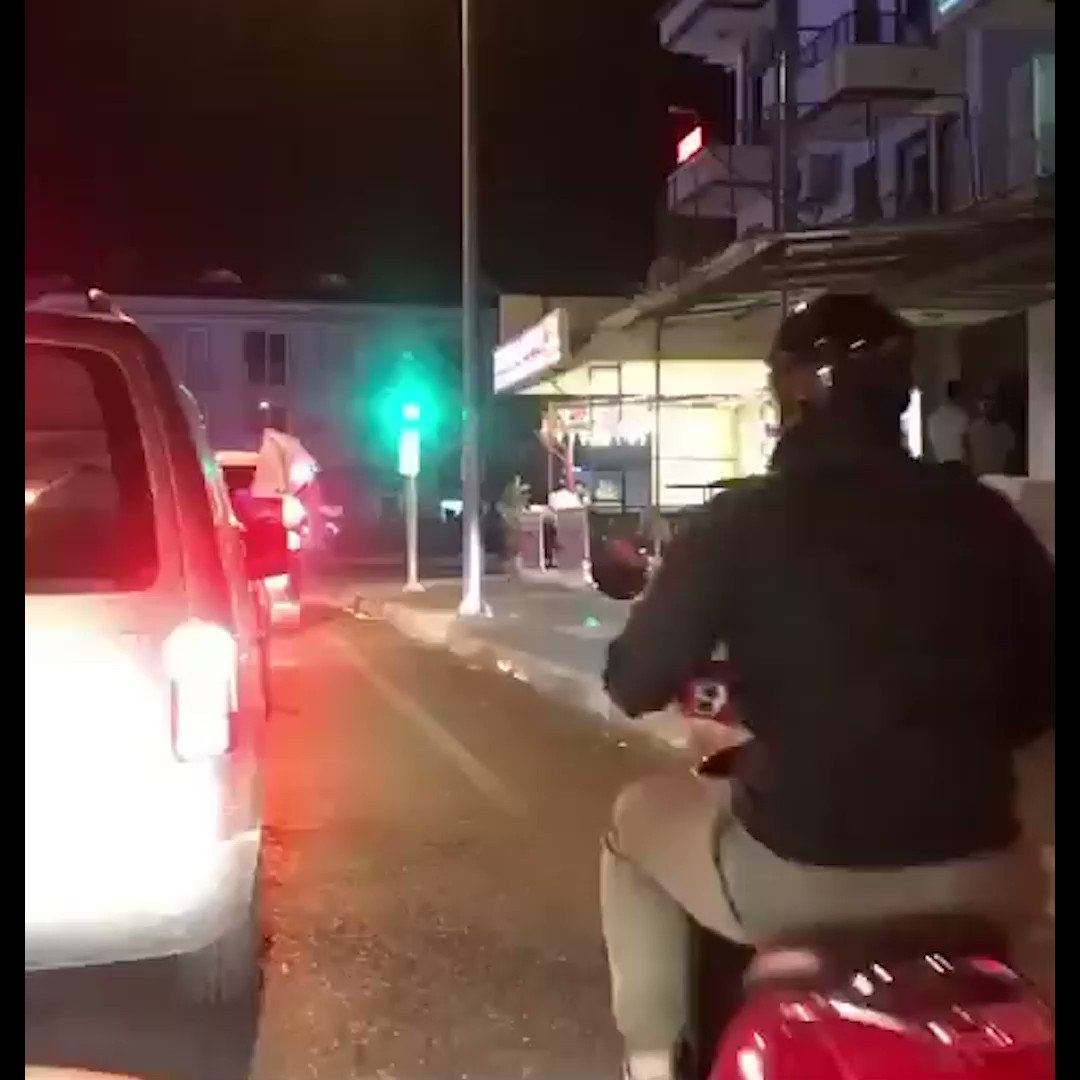 Motor sürücüsü, seçim kutlaması yapan arabadaki AKP bayrağını alıp yere fırlattı
