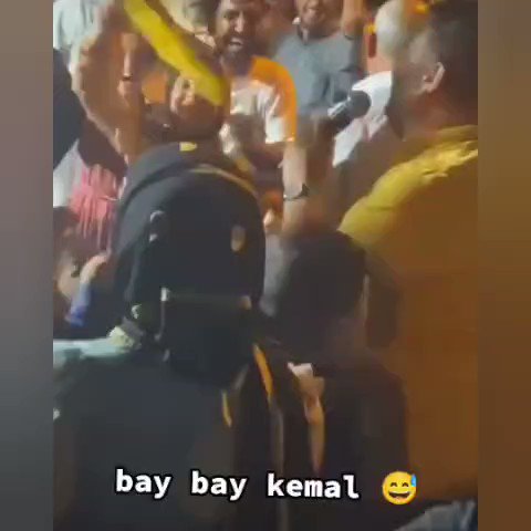 İç savaştan kaçarak Türkiye'ye sığınan bir grup Suriyeli, "Bay bay Kemal" şarkısı besteleyip, seçim gecesi sokaklara çıktı.