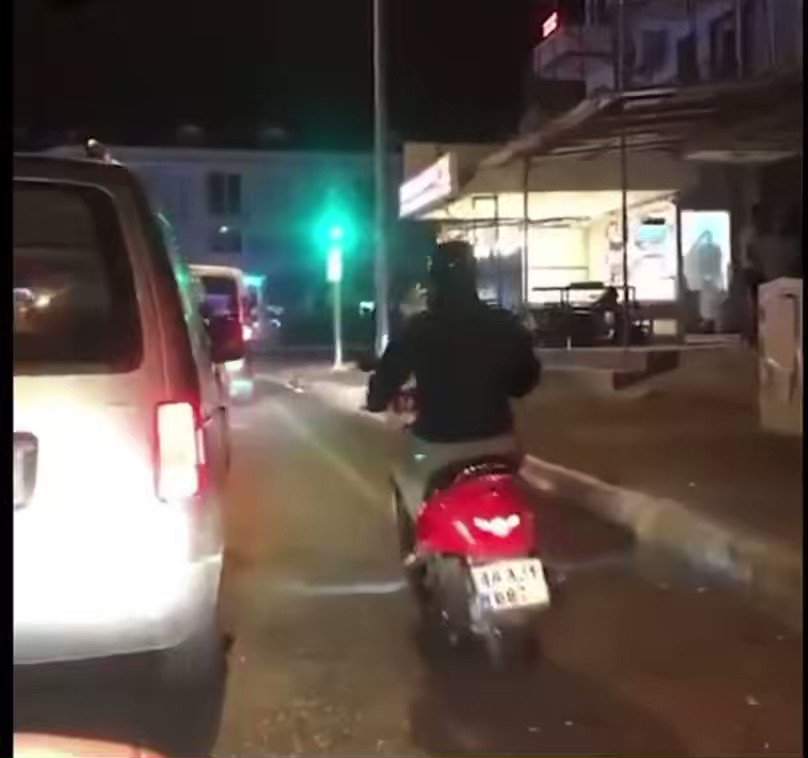 Motor sürücüsü, seçim kutlaması yapan arabadaki AKP bayrağını alıp yere fırlattı