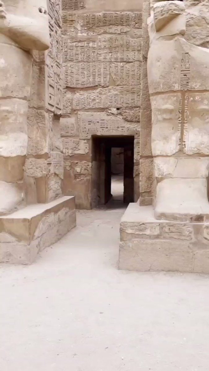 فنان أمريكى عمل الفيديو دة دخل عليه العيال السود بتوع الحضارة دى تاعتى انا وهجوم عشان ازاى يطلع لون الفراعنة مش شبه خلقة امهم بس المصريين واضح انهم متابعين كل حاجة دخلوا عليهم وثبتوهم 💪