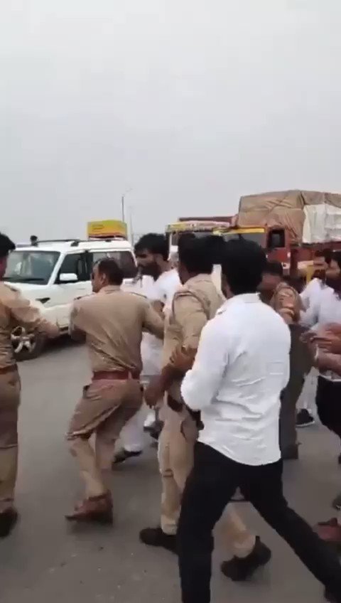 "बढ़ते रहेंगे क़दम हमारे पीछे मुड़ना सीखा नहीं। देश के लिए सर कटा देंगे पर सर झुकाना सीखा नहीं।।" संघर्ष की राह चुनी है इसी राह पर हम हेमशा चलेंगे ! #इंक़लाब_ज़िंदाबाद