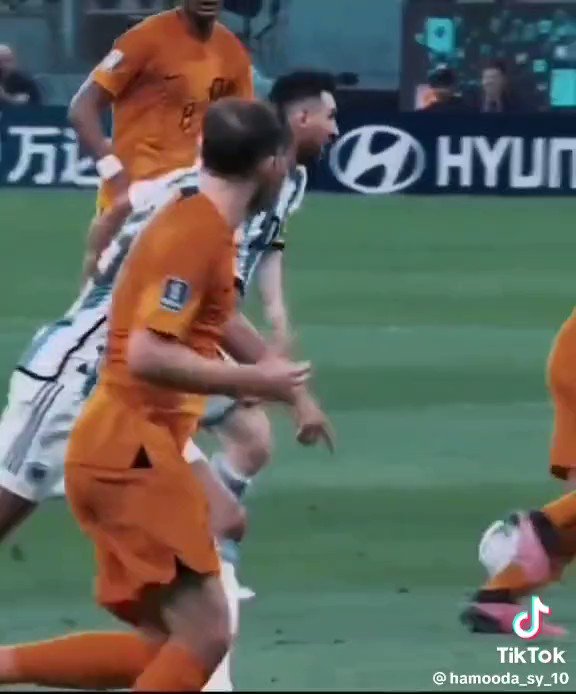 كلما مر الوقت يصبح إجابة سؤال "كيف رآه" أكثر تعــقيد. ليونيل ميسي في هذا الاسيست الايقــوني لم ينظر ولو بالصدفة لمولينا قبل التمرير ! إعجـــــاز كروي ❤️