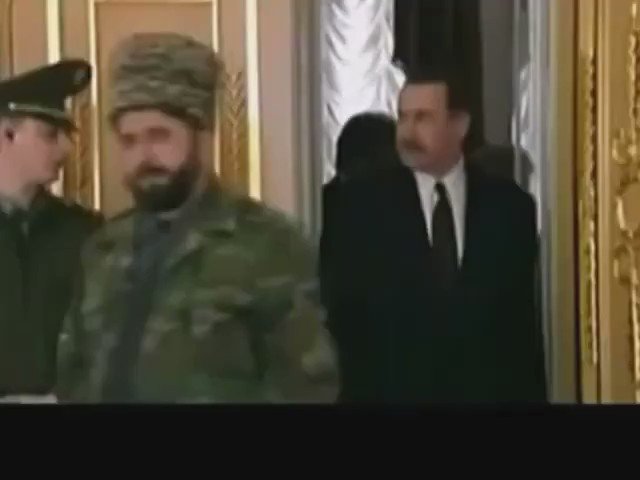 Çeçenistan İçkerya Devlet Başkanı Zelimhan Yandarbiyev'in, Rusya Devlet Başkanı Boris Yeltsin'i hizaya getirdiği efsane görüntüler ✊🏻 Allahu Ekber!