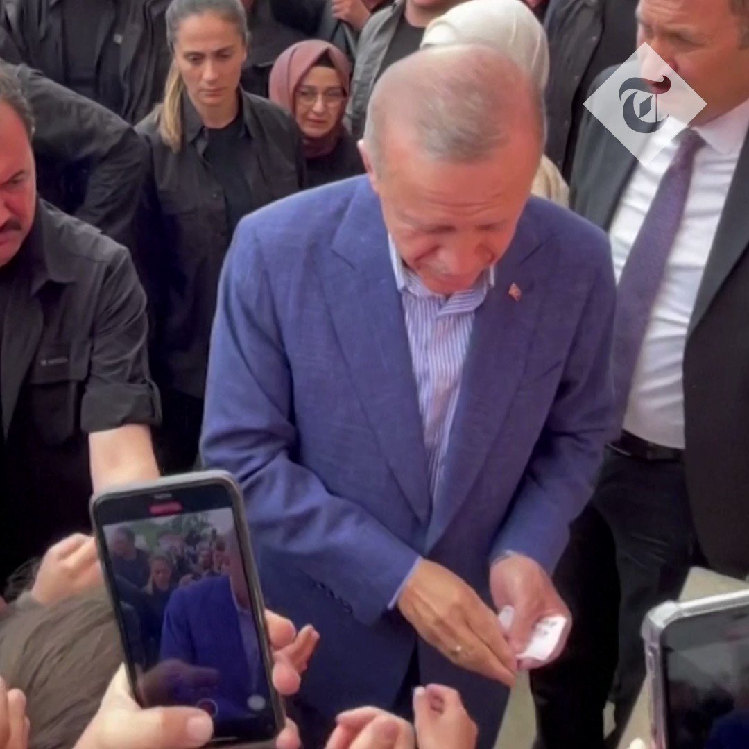 ⚠️ President Recep Tayyip Erdogan was seen handing out cash to voters at a polling station in an apparent breach of the law. Read more here ⬇️