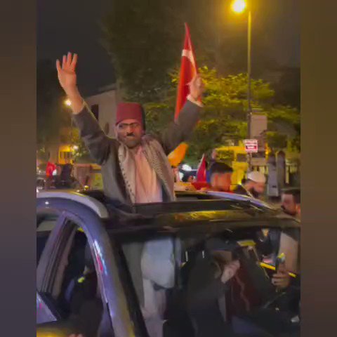 Seçim kutlamalarından çarpıcı görüntüler gelmeye devam ediyor. Yabancı uyruklu bir şahıs kutlamalara "Bay bay Kemal" diyerek katıldı.