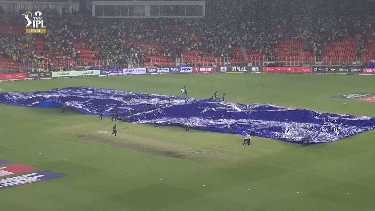 Rain stops play in Ahmedabad 🌧️🌧️ Stay tuned for further updates. Scorecard ▶️ #TATAIPL | #Final | #CSKvGT