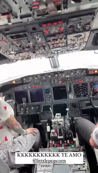 🚨ASSISTA: Em cabine de avião, MC Pipokinha tira calça ao lado de piloto e é advertida.