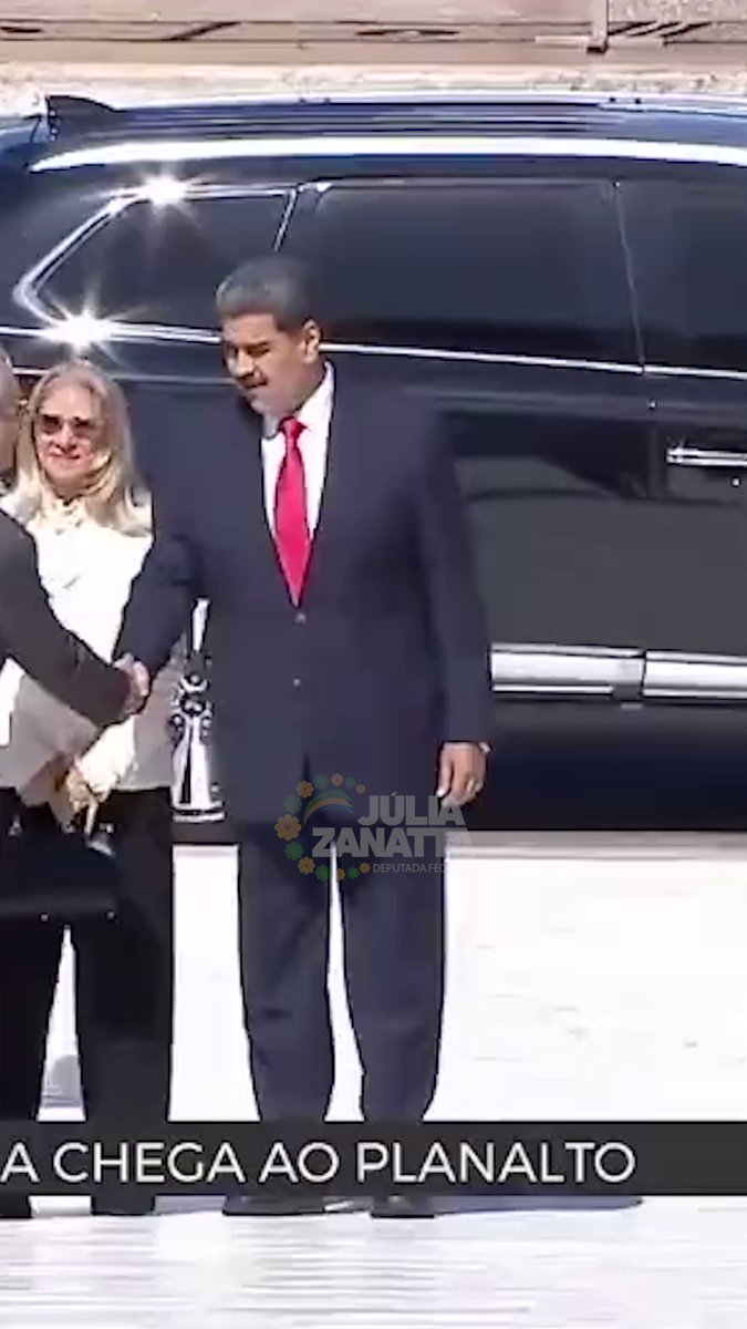 LULA RECEBE DITADOR NICOLAS MADURO NO PALÁCIO DO PLANALTO Nicolas Maduro está no Brasil e foi recebido por Lula para uma suposta cúpula de líderes da América do Sul. Maduro é amigo de longa data de Lula e sua ditadura é defendida e apoiada pelo PT e pela esquerda brasileira desde a época de Hugo Chávez, que chegou ao poder na Venezuela graças ao Foro de São Paulo, fundado por Lula e Fidel Castro. Aqueles que votaram em Lula em 2022, que votaram em branco, que anularam ou se abstiveram podem ter uma parcela de responsabilidade pelo Brasil hoje receber ditadores em nosso solo com toda essa mordomia. O TSE mandou o Partido Liberal remover, da campanha do então candidato e Presidente Jair Bolsonaro, as peças publicitárias que associavam Lula ao Maduro e ao Daniel Ortega, ditador da Nicarágua. O Brasil enviou dinheiro do BNDES para financiar obras em ditaduras da América Latina, Caribe e até mesmo da África durante o governo do PT; dinheiro do pagador de impostos brasileiro. Uma relação pública e notória com registros amplamente divulgados pelos próprios envolvidos. Segundo relatório da Seção de Participação e Reparação das Vítimas (VPRS) e do Tribunal Penal Internacional (TPI), Maduro e seu governo são acusados de estupros, espancamentos, choques e torturas brutais na Venezuela. Num informe detalhado sobre as operações de repressão na Venezuela contra a oposição, a ONU alerta que as agências de inteligência militares e civis do estado funcionam para implementar um "plano orquestrado nos mais altos níveis do governo para reprimir a dissidência através de crimes contra a humanidade". Os EUA oferecem recompensa de US$ 15 milhões pela captura de Maduro. Segundo a denúncia do procurador-geral dos Estados Unidos, o ditador da Venezuela praticou terrorismo internacional e tem envolvimento com o narcotráfico.
