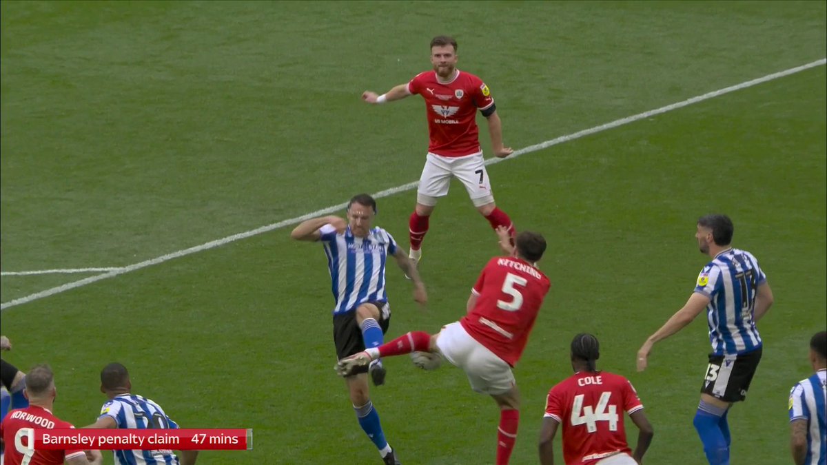 Should Barnsley have been awarded a penalty? 🧐 Adam Hammill, Jobi McAnuff & Clinton Morrison all think it was a foul 😨