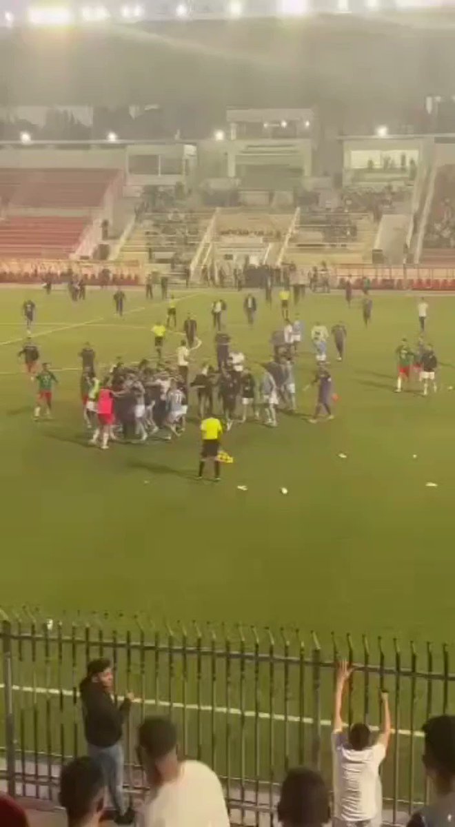 ما حدث في مباراة الفيصلي و الوحدات على أرض فلسطين هو نتيجة التجيش العنصري المقرف الذي يمارس من كل الجهات، الشي الذي لا أفهمه كيف لفريقين يمثلان المملكة الاردنية الهاشمية ويحدث ما حدث داخل الملعب وفي #فلسطين! اذا كان هناك رئيس اتحاد لكرة القدم ومن فوقه ومن تحته فعليهم وضع حد لهذه المهزلة التي لم تعد مقبولة! #الأردن
