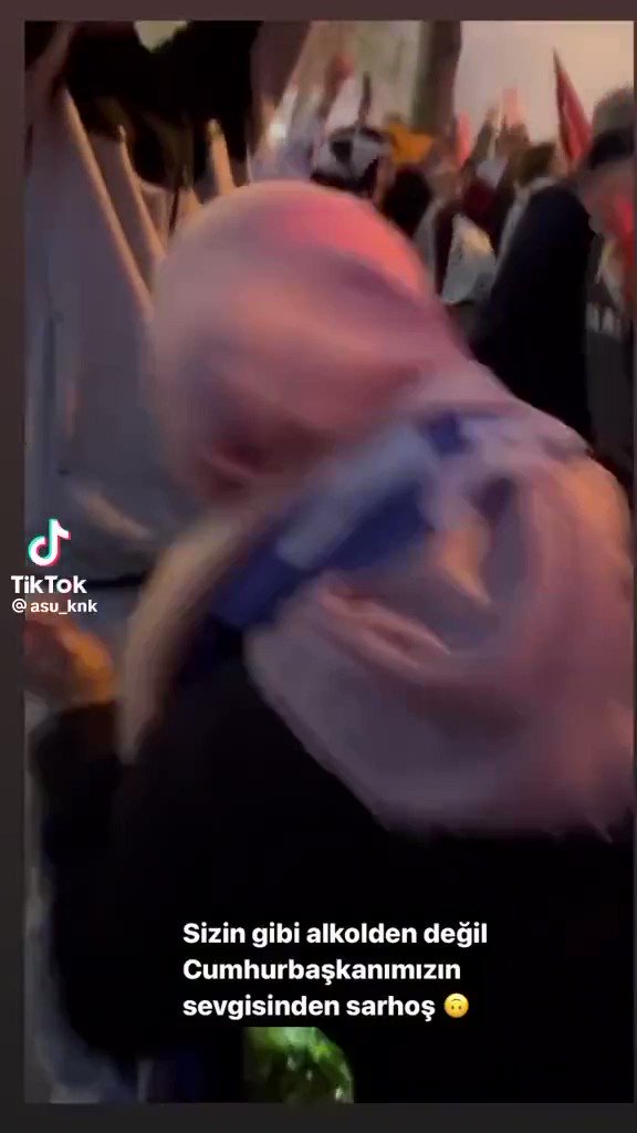 📌Dün akşam Ak Parti'nin kutlamalarında dans eden bir kadın kendinden geçti. Video ''Sizin gibi alkolden değil, Cumhurbaşkanımızın sevgisinden sarhoş'' sözleriyle paylaşıldı.