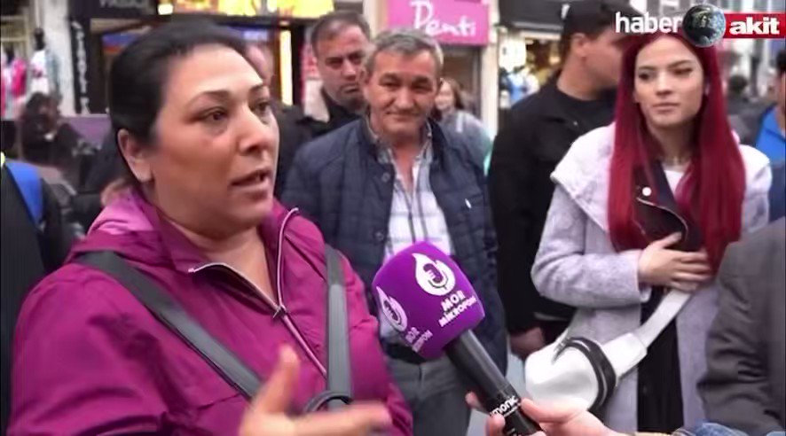 BU KADINI VATANDAŞLIKDAN ATMAK LAZIM…
