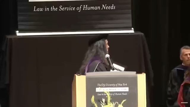 طالبة يمنية تشعل ثورة في جامعة نيويورك ونواب جمهوريون يطالبون بإغلاق الجامعة أشعلت الطالبة اليمنية فاطمة محمد ثورة في جامعة نيويورك، بخطاب تخرجها من كلية الحقوق، والذي دعت فيه إلى الكفاح "ضد الرأسمالية والعنصرية والإمبريالية والصهيونية في جميع أنحاء العالم". وكالات-الخبر اليمني: وقالت الطالبة اليمنية فاطمة موسى محمد في خطابها باسم خريجي دفعة 2023 من كلية الحقوق إن إسرائيل تواصل إطلاق الرصاص والقنابل بشكل عشوائي على المصلين ، وتقتل الصغار ، وتهاجم الجنازات والمقابر ، وتشجع عصابات الإعدام خارج نطاق القانون على استهداف منازل الفلسطينيين ومحلاتهم التجارية ، وتعتقل الأطفال الفلسطينيين، وتواصل مشروعها الاستعماري الاستيطاني المتمثل في طرد الفلسطينيين من منازلهم ، مؤكدة أن النكبة المستمرة ،وأن الصمت لم يعد مقبول" . وبدأت فاطمة محمد خطابها بالقول إن "القانون هو مظهر من مظاهر التفوق الأبيض الذي يستمر في قمع وقمع الناس في هذه الأمة وحول العالم"، وهو ما زعمت صحيفة دايلي ميل البريطانية أنه إدعاء غريب. وأضافت: "أُنشئت أنظمة القمع لتغذية إمبراطورية ذات شهية نهمة للتدمير والعنف. مؤسسات أُنشئت لترهيب ، والتنمر ، والاستشعار وخنق أصوات أولئك الذين يقاومون". الثورة التي تعيش بصوت عالٍ على الرغم من عدم بثها على التلفزيون. لم نعد نستسلم للظالمين. لم نعد نضع أملنا في وعيهم الفاسد ". وهاجمت فاطمة محمد السياسية العنصرية الأمريكية القائمة على تفوق العرق الأبيض والقتل بالحروب والطائرات بدون طيار، وشراء المواقف والذمم. وقالت فاطمة محمد: لن يشتري المستثمرون أخلاقنا، في إشارة إلى الهيمنة الرأسمالية اليهودية على المؤسسات في الولايات المتحدة الأمريكية. وتابعت: الثورة التي تعيش بصوت عالٍ على الرغم من عدم بثها على التلفزيون. لم نعد نستسلم للظالمين. لم نعد نضع أملنا في وعيهم الفاسد ،سنظهر لأنفسنا ، وسنحمي النضال الذي يقربنا جميعًا من سقوط كل المؤسسات القمعية ، وهو واقع قصير النظر وغير واقعي للمضطهدين ولكنه المستقبل الحتمي للمضطهدين والمضطهدين في كل مكان إن إمبراطوريات الدمار الكبرى قد سقطت من قبل. وكذلك هؤلاء. حتى فصل 2023 .. يبدأ القتال الآن " وبينما كان الطلاب في الجامعة يصفقون للطالبة اليمنية مع كل فقرة تتحدث بها، أدى خطابها في ذات الوقت إلى سخط واسع داخل المؤيدين لليهودية، حيث تم اتهامها بما يوصف من قبل الأمريكيين بمعاداة السامية، حتى أنه تم إسقاط الفيديو من المنصات التي تم نشره عليه، قبل أن يؤدي ذلك إلى إحداث نزاع وإشعال غضب من قبل المؤيدين لخطاب فاطمة محمد، وتتم إعادة نشر الفيديو. ودعت فاطمة محمد زملائها الخريجين إلى تفكيك الرأسمالية ، قائلة إنها تأمل أن يصبح غضبهم "وقود النضال ضد الرأسمالية والعنصرية والإمبريالية والصهيونية في جميع أنحاء العالم. "لن ينقذ أي شخص العالم. لن تقوم حركة واحدة بتحرير الجماهير. أولئك الذين [يتحملون] وطأة [] ضراوة العنف ، أولئك الذين يقودون الثورة ، الشعب ، الجماهير ... أولئك الذين يحتاجون إلى حمايتنا. وتابعت: "سيحملون هذه الثورة". ودعا أعضاء كونجرس وناشطون جمهوريون إلى إغلاق جامعة نيويورك. اتهم ريتشي توريس ، العضو الجمهوري في مجلس النواب ، فاطمة محمد بأنها تعاني من "متلازمة التشويش المعادية لإسرائيل"، مستغربا من بدءها حفل التخرج بالحديث عن جرائم إسرائيل. قال أرسين أوستروفسكي ، الرئيس التنفيذي للمنتدى القانوني الدولي ، وهو شبكة عالمية من المحامين الذين يكافحون معاداة السامية ، إن جامعة مدينة نيويورك أصبحت "نقطة الصفر لكراهية اليهود في الحرم الجامعي في أمريكا اليوم". قال أوستروفسكي: "قد يتوقع المرء مثل هذا الخطاب في رام الله أو لبنان ، لكن للأسف ، أصبح من الصعب التمييز بين هذه المدن ومدينة نيويورك". وقال: "بالنظر إلى مكانة جامعة مدينة نيويورك كمؤسسة عامة ، يجب إلغاء تمويلها على الفور ، لأنه من غير المعقول أن تتكفل أموال الدولة بمثل هذه الكراهية والتحريض العنصريين" شبكة نيوز ماكس المؤيدة للحزب الجمهوري في أمريكا وصفت فاطمة محمد بأنها لا سامية، أي معادية لليهود. في المقابل حضيت فاطمة محمد بتأييد واسع من قبل زملاءها في الجامعة والناشطين المناهضين للعنصرية والاستعمار، كما تصدرت صورتها عددا من الصحف الأمريكية