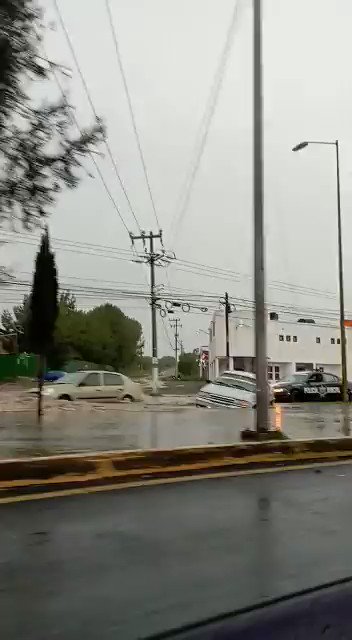 #Hidalgo | Tras la intensa lluvia y granizada registrada ayer en distintos puntos del estado, comienza el recuento de daños. Las calles y avenidas convertidas en ríos, se han ido despejando.