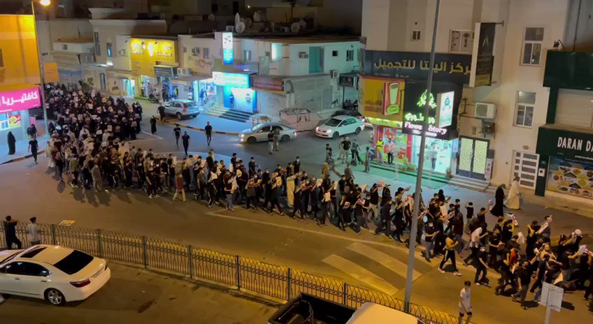 هتافات مناوئة لـ آل خليفة وآل سعود إثر إعدام النظام السعودي البحرينيين صادق ثامر وجعفر سلطان #البحرين_مفجوعة