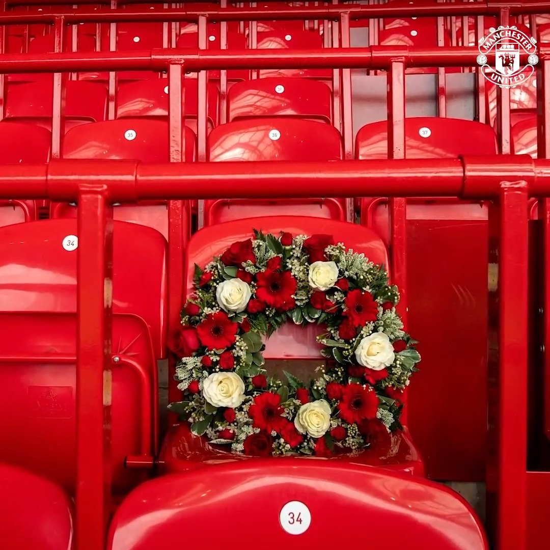 Football is nothing without fans. Presenting our inaugural Fan Award to the late Ian Stirling for his extraordinary contribution to the club and our supporters ❤️ #MUFC