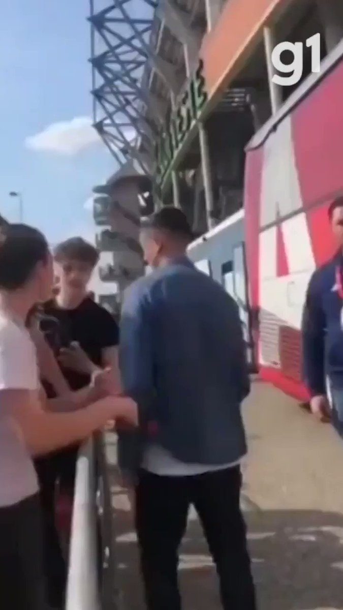 Steven Berghuis, do Ajax, soca torcedor ao ouvir insultos racistas contra seu companheiro de time Brian Brobbey => #g1