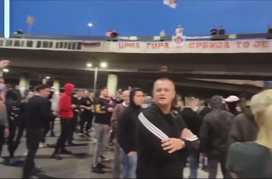 Vojno sposobno srpsko stanovništvo blokiralo je Autokomandu u Beogradu, na 500km od Zvečana.