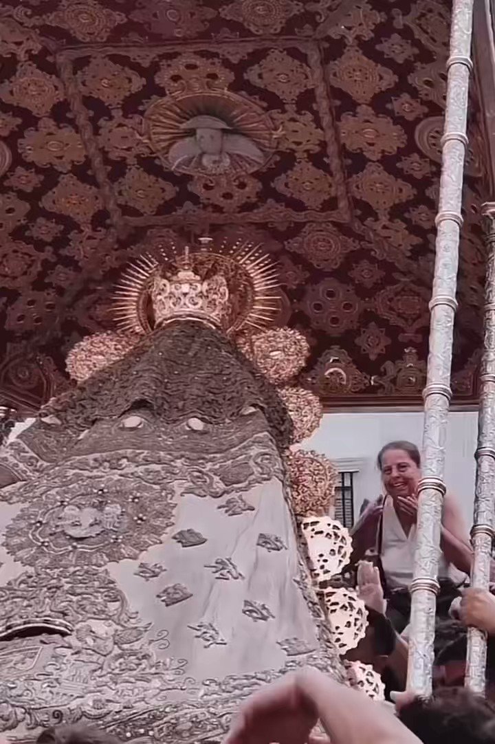 La cara de felicidad y su sonrisa al ver de cerca a la virgen de esta señora en silla de ruedas es la viva imagen de la FE!!