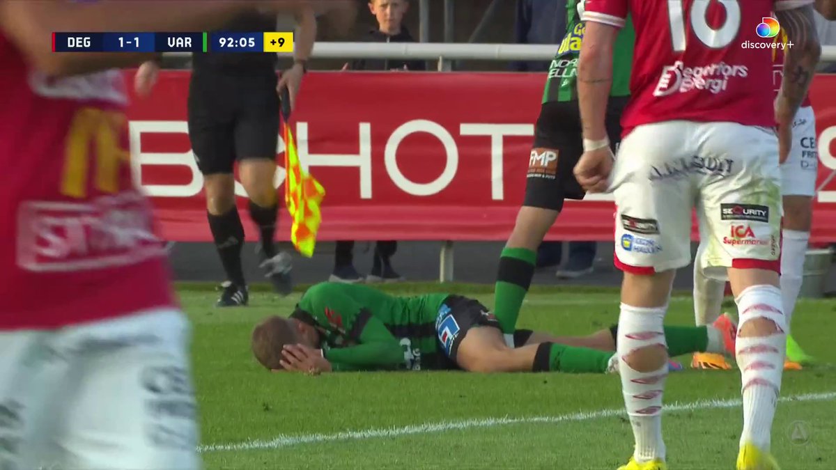 Christos Gravius får rött kort efter den här situationen. Degerfors med en man mindre under tilläggstiden 🟥 Se matchen på