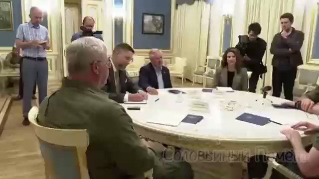 Мерзкая провокация про словах сенатора «наши лучшие инвестиции - в гибель россиян» полностью разоблачена. США дали полное видео этого эпизода. Все - ложь!Мало того, что эти пр..гандоны не знают английского, они еще тупо склеивают слова. Провокаторша Скабеева сядет, вот увидите!