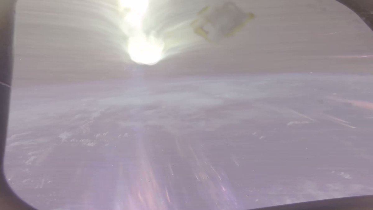 La NASA vient de publier une nouvelle vidéo avec des vues embarquées en HD de la mission Artemis 1, qui avaient été enregistrées à bord. Ici, la rentrée atmosphérique vue depuis un hublot. Lien vers la vidéo complète: