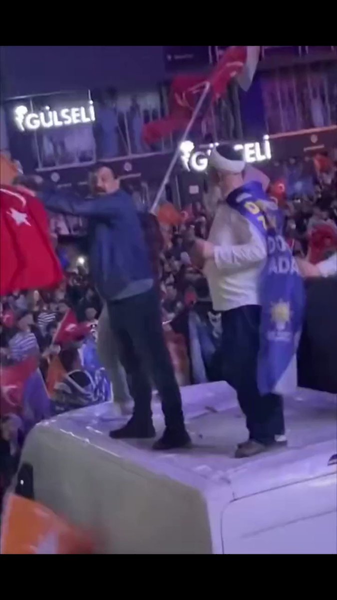 Erdoğan'ın seçilmesiyle kendini minibüsün üstünde bulan hacı dede, dansıyla gençleri kıskandırdı!