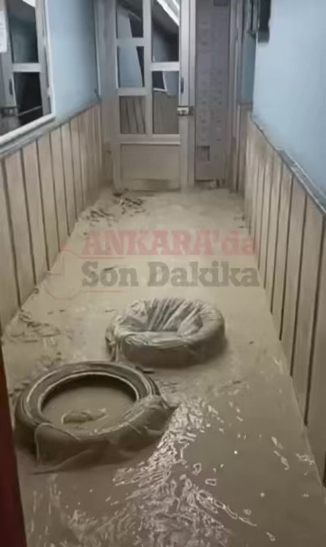 Sincan Pınarbaşı mahallesi binaları sel suları bastı.. ŞOWMEN MANSUR NERDESİN?