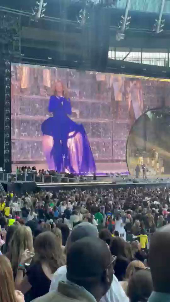 Beyoncé pays homage to the late, great Tina Turner in #London, with a performance of “River Deep, Mountain High.” 🎟️ #RWT2023