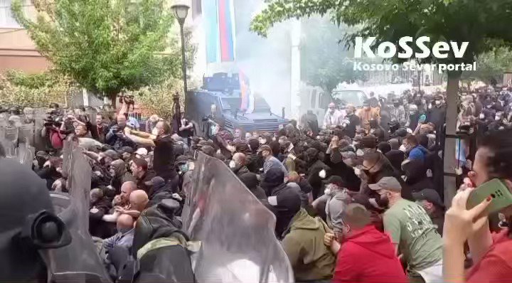 Clashes in #Kosovo as unarmed #Serbs, who are the majority in the North of the #Serbian province, are the victim of political marginalization &amp; violation of their human rights by the #Albanian self-proclaimed authorities, &amp; outright violent attacks by #KFOR that left 53 injured.