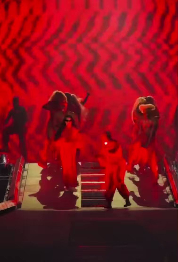 BEYONCÉ BROUGHT BLUE OUT AGAIN ICONIC😭😭😭😭😭😭