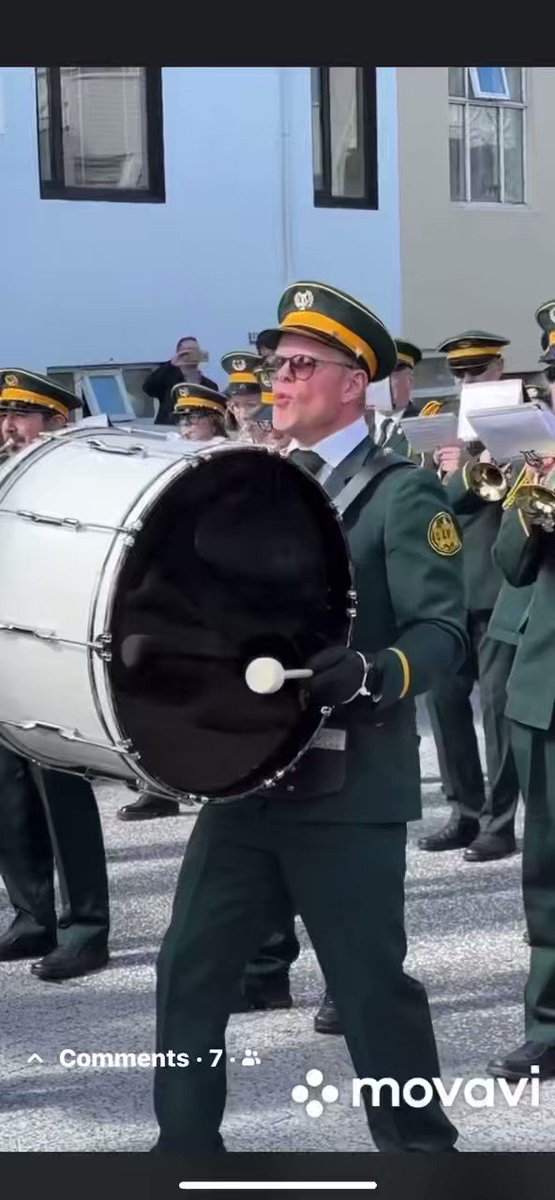 Jónsi í grænum lúðrasveitarfötum, veit ekki á hvaða efnum þú ert en ég verð að fá eitt bretti af þessu! One time in a band camp…..